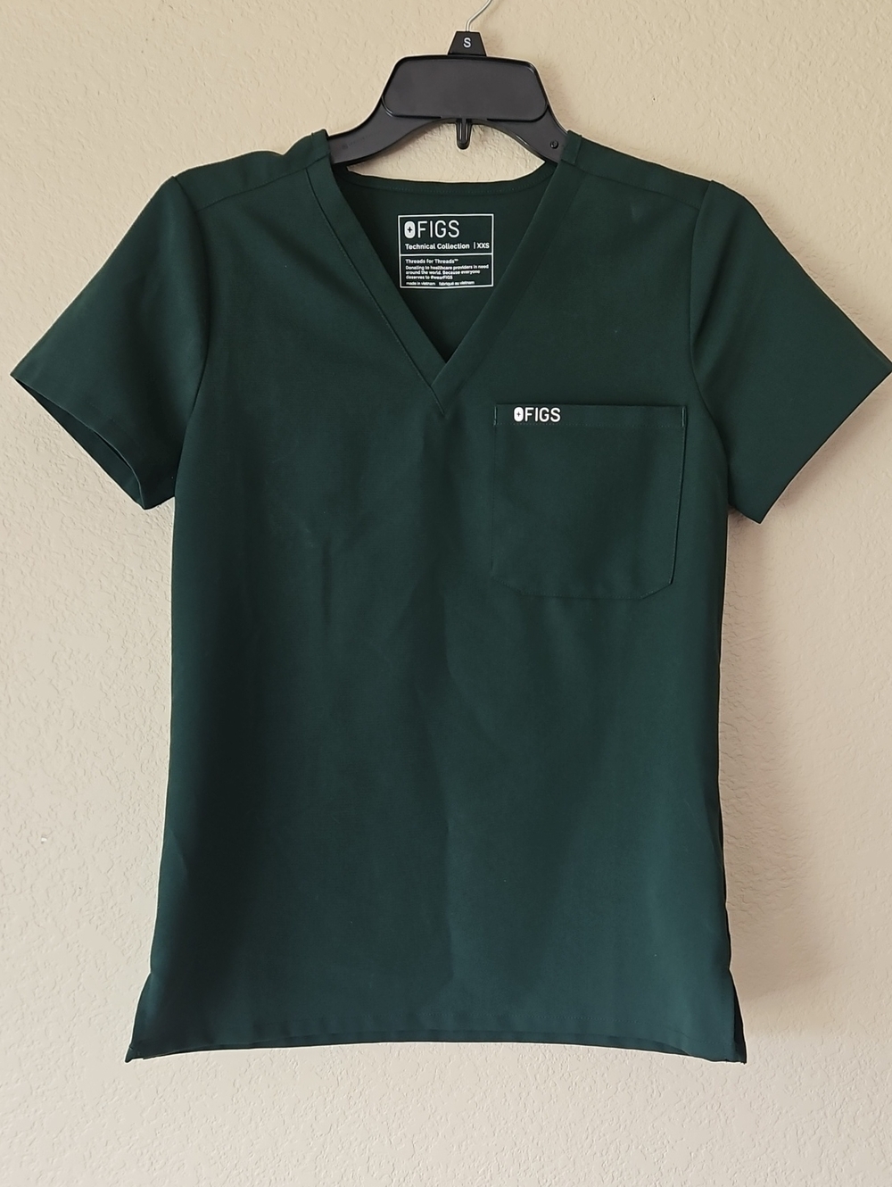 Xs FIGS V-Neck Scrub Top in Hunter Green